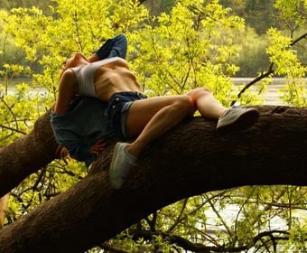 Thora raekelt sich in sexy Kleidung auf Baum