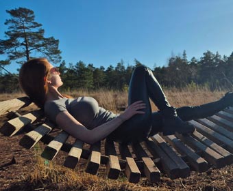 Thora mit eng anliegendem Top auf Hängematte