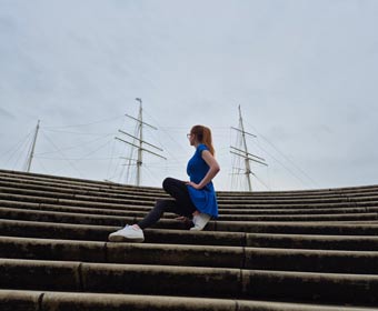 Thora van Dark posiert auf großer Treppe